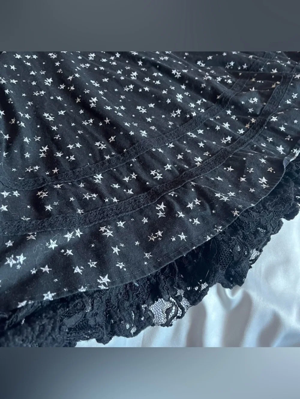 Hot Topic midi dress covered in an all-over star print - Picture 6 of 8